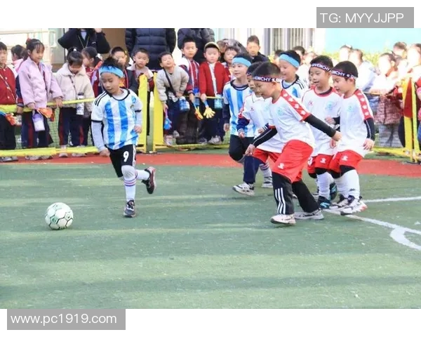 快乐体育课足球游戏让孩子们在运动中收获友谊与团队合作精神